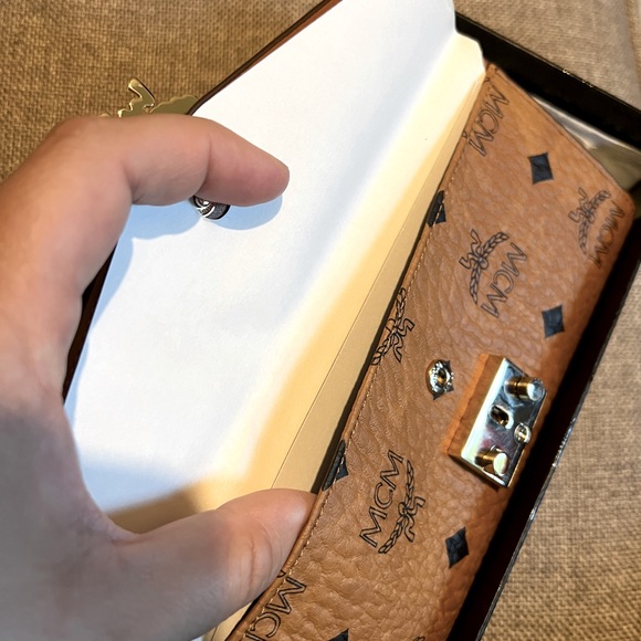 MCM Wallet on a Chain - Picture 6 of 7